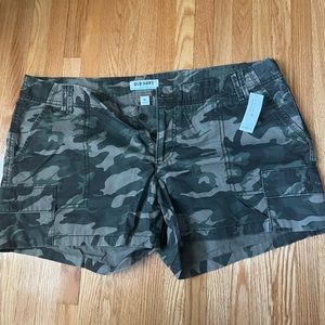 BNWT Old Navy Cargo-style shorts. Size 16